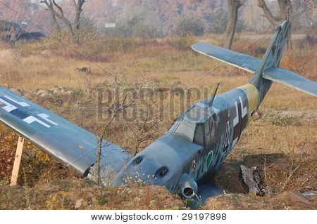 KIOVA, Ukraina -marraskuu 6: Saksan sotilaslentokone Bf-109 (replikan) aikana historiallinen reenactment 194
