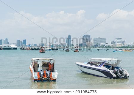 Speed Boat Is Available For Customers In Pattaya.