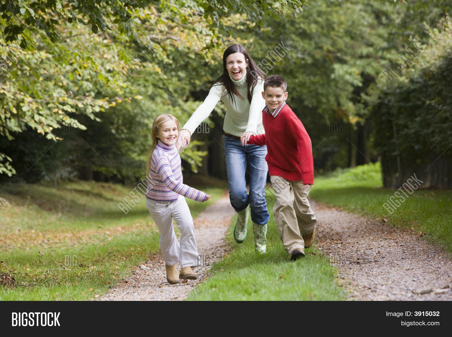 Школьник бежит по коридору. Thaiapk игра. Читы убегать от мамы и папы. Беги за поездом я затолкаю чемодан. Читы убегать от мамы и папы.