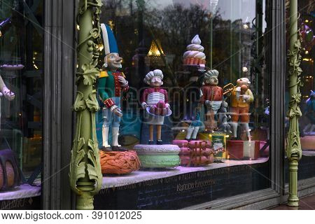St Petersburg, Russia-october 22, 2020: Elisseeff Emporium, Famous Russian Historical Mall In The Sa