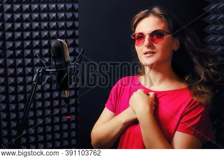 Mid Size Singer Professional Singer Image & Photo (Free Trial) | Bigstock