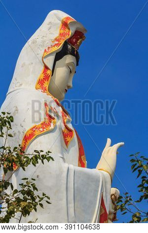 Statue Of Guanyin In Large Measure To Heal The Heart And Soul Of A Buddhist Temple, The Beautiful Pa