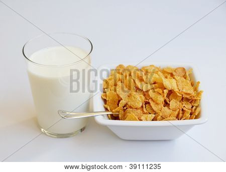 copos de maíz y leche