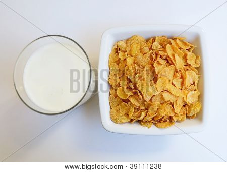 copos de maíz y leche