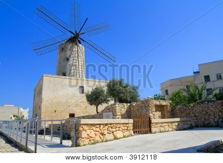 Tipico vecchio mulino a vento mediterraneo