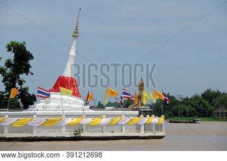 Nonthaburi, Thailand July 29, 2017: White Leaning Pagoda Has A Red Cloth Tied At The Top Beside Chao