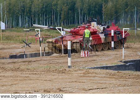 Alabino, Russia - August 27, 2020: The Tank Of The Russian Team Begins To Overcome The 