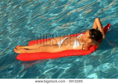 Donna nuoto un materasso di aria