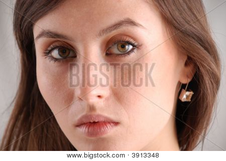 ภาพเหมือนของตาสีน้ำตาลสาว close-up