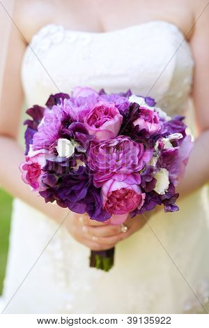 Noiva segurando um buquê de flores