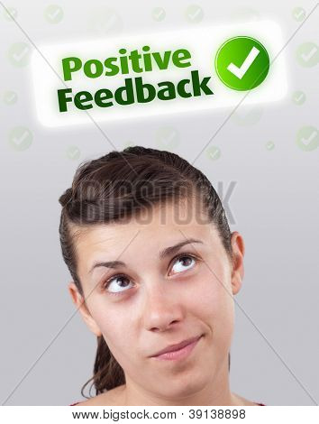 Ung pige hoved ser med gestus på positive negative tegn