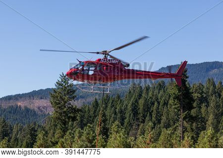 Prospect,  Oregon / Usa - September 9, 2014:  A Red Fire Fighting Helicopter Takes Off From Prospect