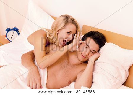 paar heeft plezier in bed. gelach, vreugde en erotiek in de slaapkamer