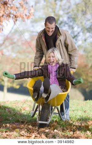 ภรรยาการผลักดันคนในรถสาลี่