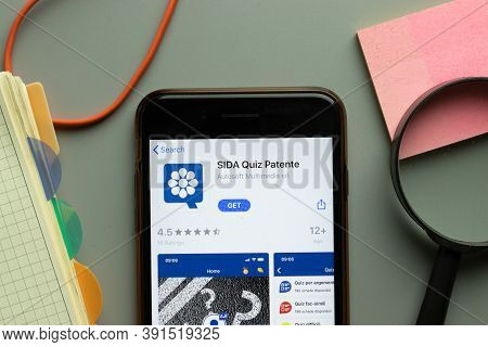 New York, Usa - 26 October 2020: Sida Quiz Patente Mobile App Logo On Phone Screen Close Up, Illustr