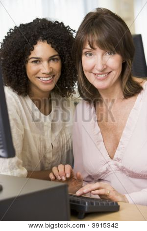 Frauen auf computer