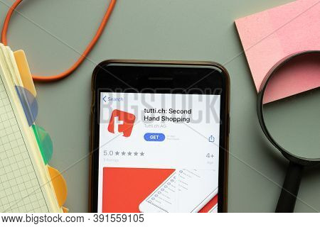 New York, Usa - 26 October 2020: Tutti.ch Second Hand Shopping Tutti Ch Mobile App Logo On Phone Scr