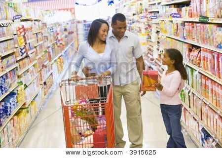 Süpermarket arabası itme Aile