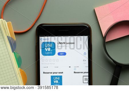 New York, Usa - 26 October 2020: Univr Lezioni Mobile App Logo On Phone Screen Close Up, Illustrativ