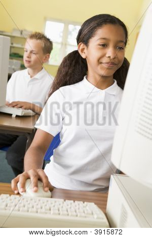 Allievi studiano sui computer della scuola