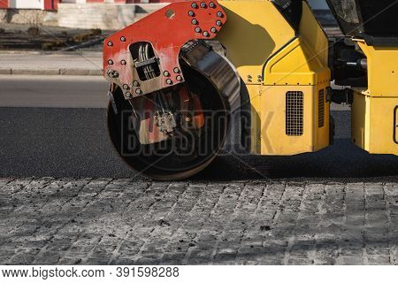 Asphalt Road Roller With Heavy Vibration Roller Compactor Press New Hot Asphalt On The Roadway On A 