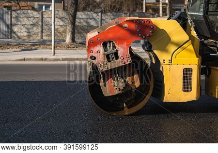 Asphalt Road Roller With Heavy Vibration Roller Compactor Press New Hot Asphalt On The Roadway On A 