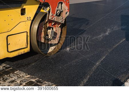 Asphalt Road Roller With Heavy Vibration Roller Compactor Press New Hot Asphalt On The Roadway On A 