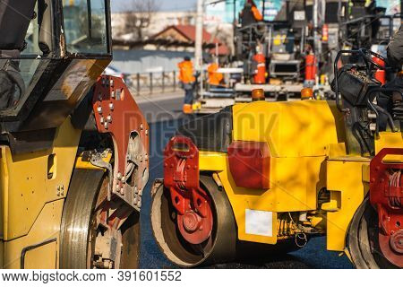 Asphalt Road Roller With Heavy Vibration Roller Compactor Press New Hot Asphalt On The Roadway On A 