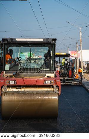 Asphalt Road Roller With Heavy Vibration Roller Compactor Press New Hot Asphalt On The Roadway On A 