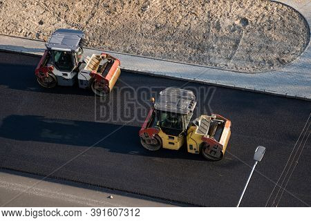 Asphalt Road Roller With Heavy Vibration Roller Compactor Press New Hot Asphalt On The Roadway On A 