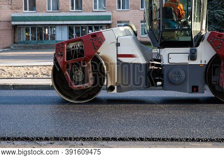 Asphalt Road Roller With Heavy Vibration Roller Compactor Press New Hot Asphalt On The Roadway On A 