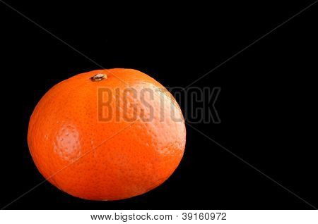 Orange isolée sur fond noir