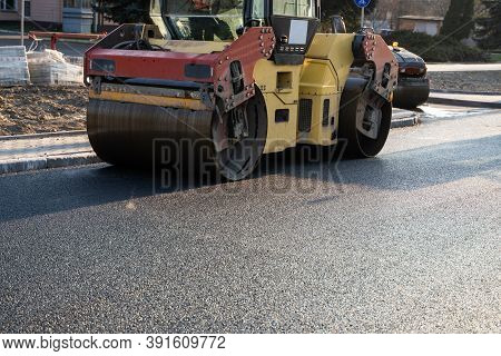 Asphalt Road Roller With Heavy Vibration Roller Compactor Press New Hot Asphalt On The Roadway On A 
