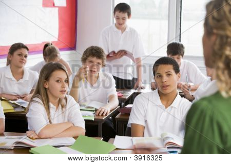Lehrer, die unter Klasse Teen Schüler