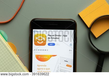 New York, Usa - 26 October 2020: Passei Direto Mobile App Logo On Phone Screen Close Up, Illustrativ