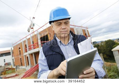 Empresario de la construcción con tableta digital