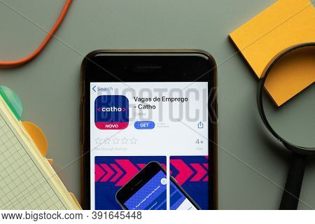 New York, Usa - 26 October 2020: Vagas De Emprego Catho Mobile App Logo On Phone Screen Close Up, Il