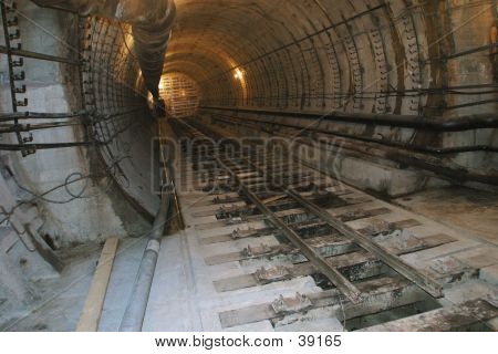 Tunel kolejowy w sekcji erozji