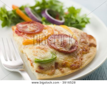 Кусок пепперони и перец пицца с салатом