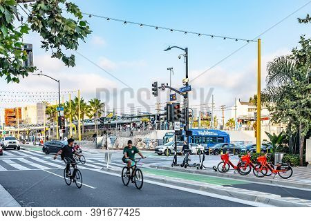 Santa Monica, California - October 09 2019: Diagonal Crossing Street Intersection Downtown Santa Mon