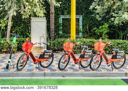 Los Angeles, California - October 16 2019: Jump Dockless Electric Bikes And A Lime Scooter Parked. T
