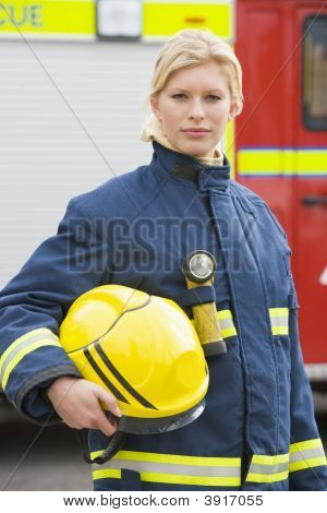 站在消防车 Firewoman