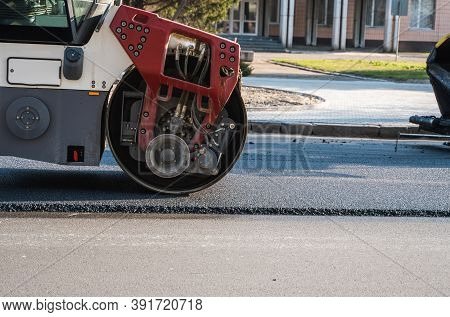 Asphalt Road Roller With Heavy Vibration Roller Compactor Press New Hot Asphalt On The Roadway On A 