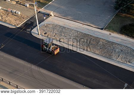 Asphalt Road Roller With Heavy Vibration Roller Compactor Press New Hot Asphalt On The Roadway On A 