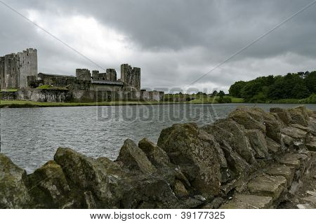 Caerphilly Castle und Wassergraben