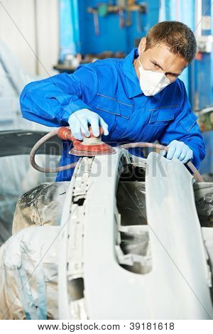 auto mechanik dělník leštění nárazníku auta na auto opravit a obnovit obchůdku v pow