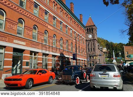 Jim Thorpe, Pennsylvania, U.s - October 17,2020 - The View Of The Traffic In Front Of The Red Courth