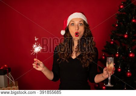 Surprised Face Beautiful Long-hair Self-gifter Girl In Santa Claus Hat Excited Screaming Celebrates 