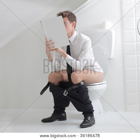 Junger Mann in einer Zeitschrift auf eine «TOILER GmbH» Krawatte