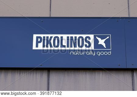 Bordeaux , Aquitaine / France - 10 20 2020 : Pikolinos Logo And Text Sign Naturally Good Front Of St